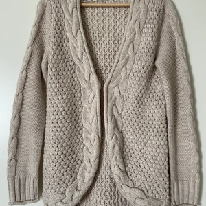 Stickad kofta  - Stickad kofta från Gina tricot. Creme. Storlek XS. 50kr. 