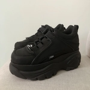 BUFFALO SNEAKERS - Sparsamt använda Buffalo London sneakers!! Så coola men inte riktigt min stil🖤 Köpta för 1 800kr! Pris kan diskuteras vid snabb affär!! Betalning via swish och köparen står för frakten🫶🏼