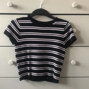 En randig croppad top - Jag säljer en croppad randig topp då den inte är min smak längre, den sitter jätte bra o är i storlek xs från Hm