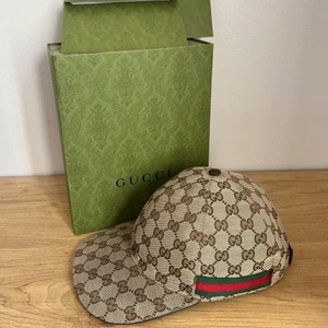 Beige Gucci Keps - Hej! Säljer en beige Gucci keps i storlek S i ett gott skick, inga skador ser väldigt fräsch ut efter ett halvårs användning. Äkta såklart med kvitto och box som medföljer. Möts upp i Sthlm och fraktar. Ny pris 3500 SEK Mitt pris 2500 SEK 