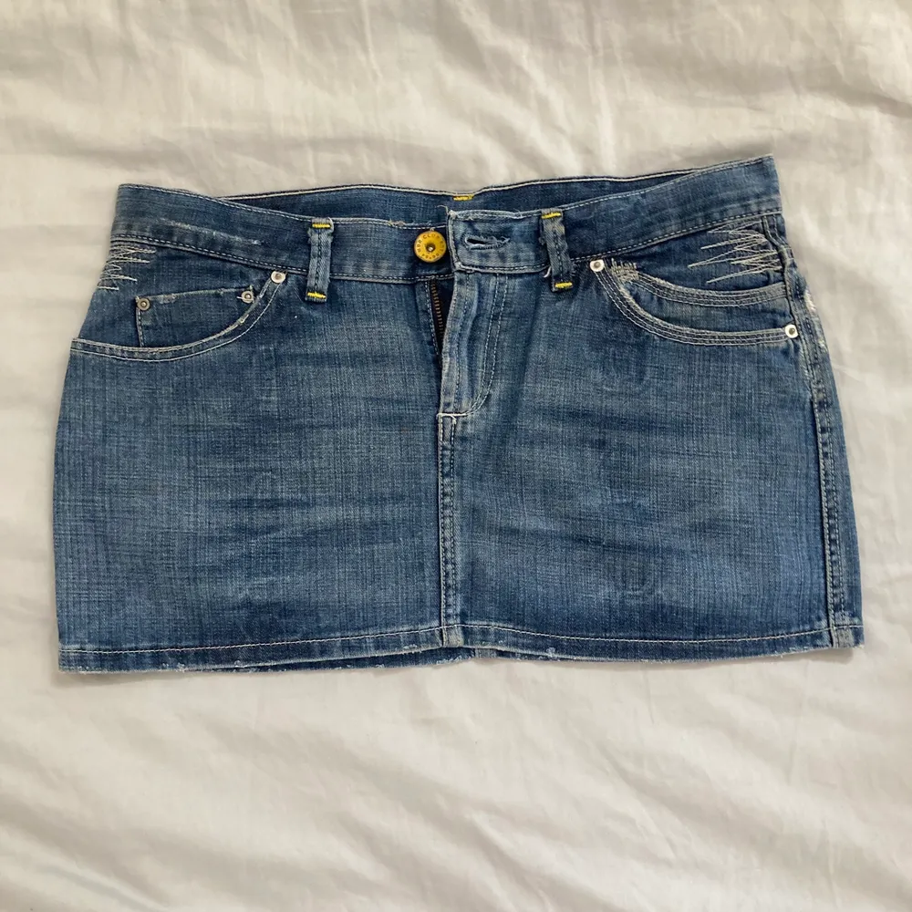 Lågmidjad mini jeans kjol  . Kjolar.