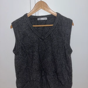 Stickad kashmir väst - Grå stickad kashmir väst från Zara i strl. S.