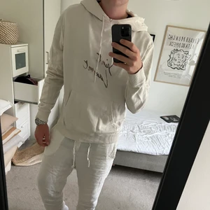 Yves Saint Laurent Hoodie (YSL) - Riktigt schysst YSL hoodie i creamwhite färg. Nypriset låg på ungefär 7000 sek! Storlek M men skulle säga att den passar lite större än M också! Bra skick, tröjan har en del slitningar som är en del av designen, vilket ser väldigt bra ut! Förhandling i PM