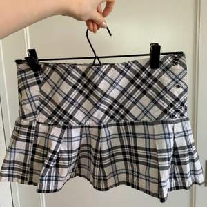Vintage love waisted kjol i storlek XS köpt på plick för 250kr säljer då den tyvärr inte används 💕