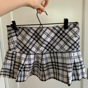 Low waisted kjol - Vintage love waisted kjol i storlek XS köpt på plick för 250kr säljer då den tyvärr inte används 💕