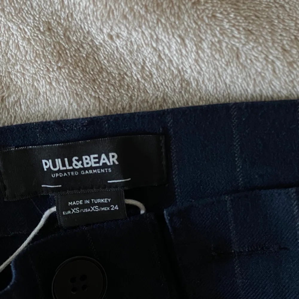 Säljer mina blåvit randiga kostymbyxor från Pull&Bear som är i toppenskick! Jag är 166cm. Använda ca 3gånger Max. Säljes för 199:- men vid flera intresserade budgivning🦋. Jeans & Byxor.