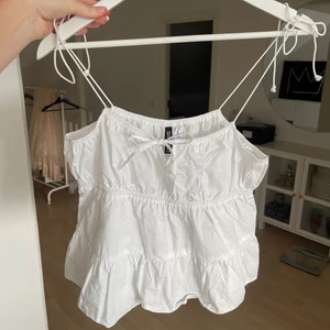 Volangtop - Säljer denna söta vita top från hm, använd endast 1 gång, Strl m men litet i storleken💘