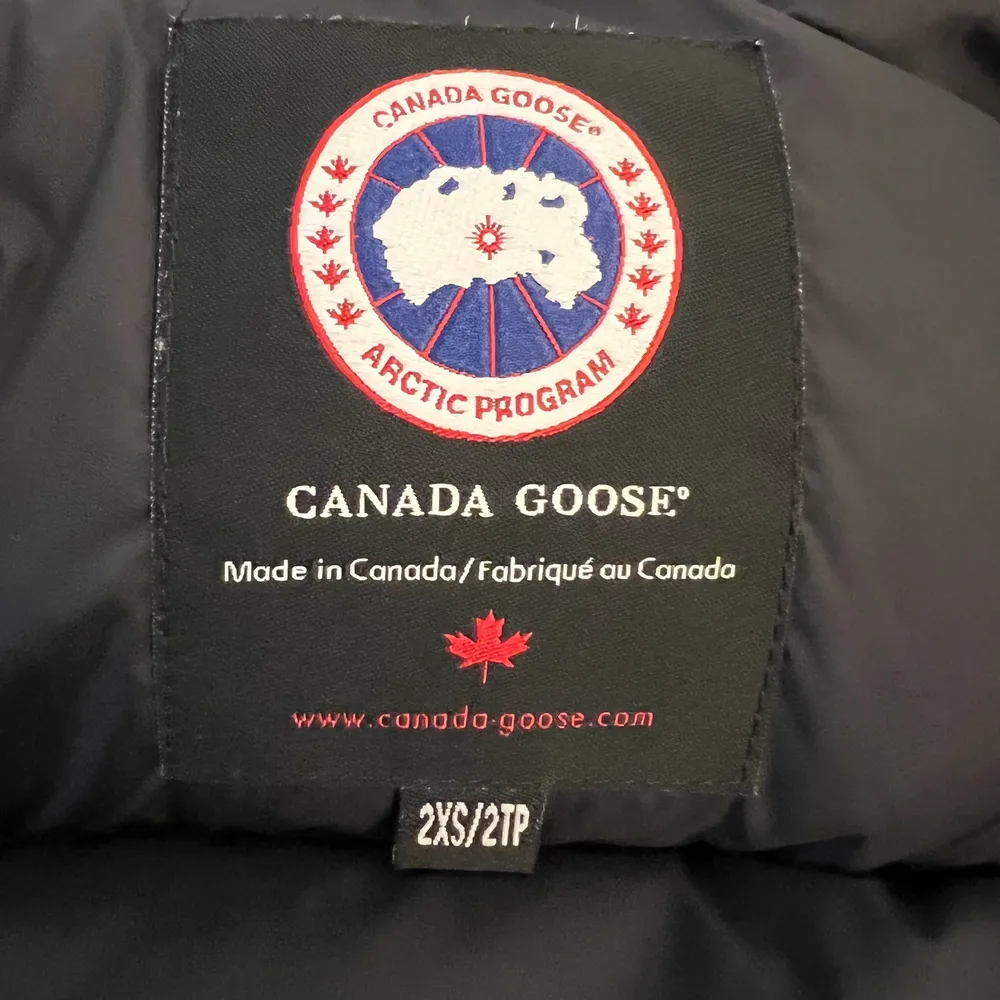Säljer min canada goose väst, köpt för ett bra tag sen och använder inte den, jätte fräsch och bra skick, har tyvärr inga påsar kvar till den. Gammal model. Pris kan diskuteras. . Övrigt.