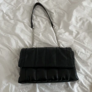 Zara väska - Väska från zara som är i gott skick! Säljer för 180 exslusive frakt❤️❤️