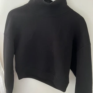 Tröja från lindex - Oanvänt tröja, kort i midjan och hög krage, sitter jag runt midjan men är piffig runt om. Storlek xs