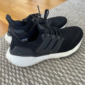 Adidas ultra boost  - Hej! Jag säljer ett par springskor Strlk 38 Nästan aldrig använda.  Köparen står för frakt.