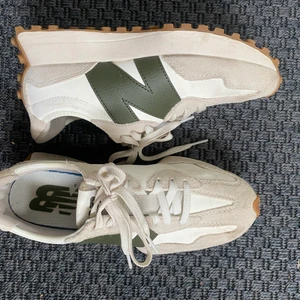 New balance 327 - Säljer mina New Balance i modellen 327!! Använda ca 4 ggr🧡hör av er vid intresse!! Köparen står för frakt