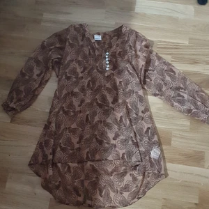 Gina tricot - Genomskinlig skjorta i storlek 34 från gina tricot. Den är lite längre baktill. Bra kvalite! Priset kan diskuteras