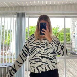 Zebra jacka - Skit cool jacka i zebra mönster🦓🤍✨✨Tunn