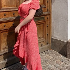 Sett från & other stories - Säljer mitt fina sett från other stories. Strl M i topp och S i kjol. Jag har stor byst och toppen passar mig bra men hade kunnat ha en större storlek med, vilket betyder att den skulle passa någon med mindre storlek än mig! Topp / kjol kan säljas separat