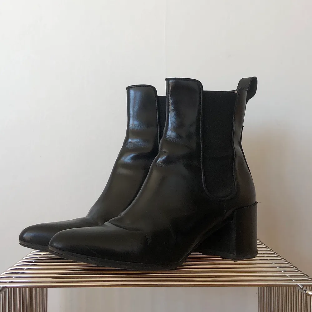 ACNE STUDIOS Free Ankle Boots Black i svart glansigt läder och svart klack. Sitter som en smäck runt foten, fast mjukt liksom. Använda en handfull gånger och har lagt på en gummisula för hållbarheten. Mjukt spetsiga i tån som gör att de känns tidlösa.. Skor.