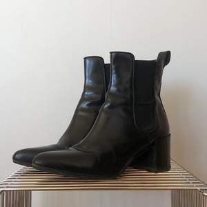 ACNE STUDIOS Free Ankle Boots Black i svart glansigt läder och svart klack. Sitter som en smäck runt foten, fast mjukt liksom. Använda en handfull gånger och har lagt på en gummisula för hållbarheten. Mjukt spetsiga i tån som gör att de känns tidlösa.