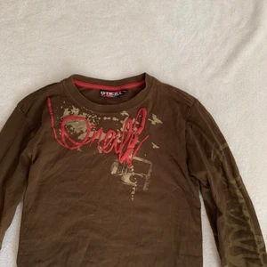 Brun tröja - 💕 KLICKA INTE på köp nu, kontakta mig vid intresse! 💕 Brun långärmad t-shirt med tryck, från märket O’Neill! Är i barnstorlek 164 och passar mig som brukar ha XS/S