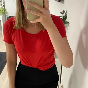 Röd tshirt - Vanlig röd tshirt i strl S från Gina som kan stylas på massa olika sätt🥰 Endast använd en gång!
