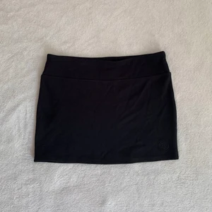 Svart minikjol - 🖤 KLICKA INTE på köp nu, kontakta mig vid intresse! 🖤 Perfekta svarta lågmidjade minikjolen som passar till allt, från Urban Outfitters! Midjemått 72 cm och längd 31 cm (strechig)