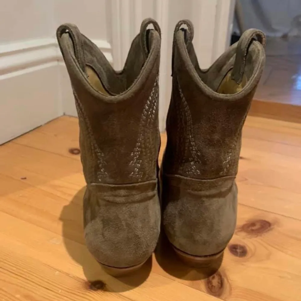 Skitnsygga cowboy boots från ba&sh. Köpta på nk i höstas för 3000kr. Har bara använt de en gång o är därför i nyskick💕💕 (de är ganska små i storlek så passar en 38/ liten 39a). Skor.