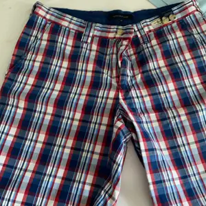 Jag säljer ett par blåa Tommy hilfiger shorts med röda och vita detaljer i storlek 32 för 150 kr 