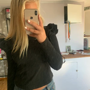 Svart långärmad tröja  - Säljer denna tröja från zara säljer denna för att den inte kommer till användning. 