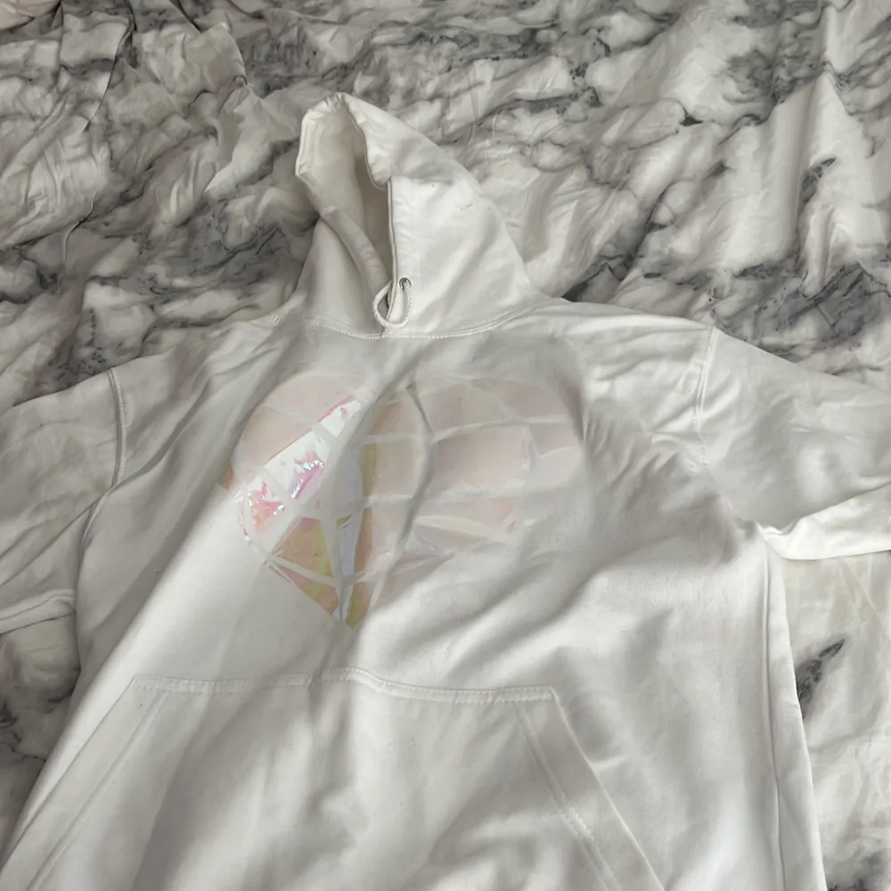 En vit Dolly style hoodie köpt på ”glitter tour” i Stockholm år 2018. Har för mig att Hoodien kostade ca 500 och fanns endast att köpa på konserterna (inte i webbshoppen). Hoodien är i storlek medium men lite oversized. Kostar 250 + frakt!. Hoodies.