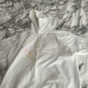 En vit Dolly style hoodie köpt på ”glitter tour” i Stockholm år 2018. Har för mig att Hoodien kostade ca 500 och fanns endast att köpa på konserterna (inte i webbshoppen). Hoodien är i storlek medium men lite oversized. Kostar 250 + frakt!