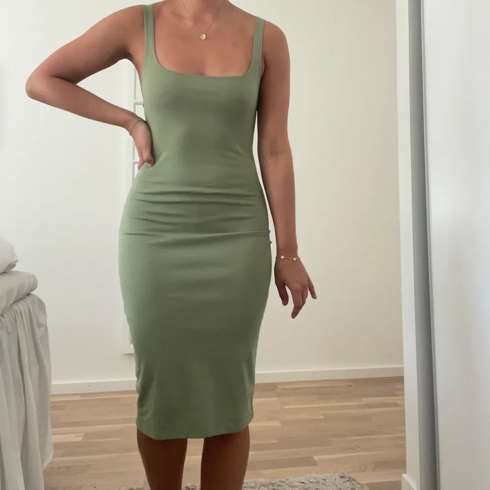 Säljer en grön bodycon-klänning från Zara i storlek S, köptes för ca 2 år sedan men har ej används så mycket. . Klänningar.