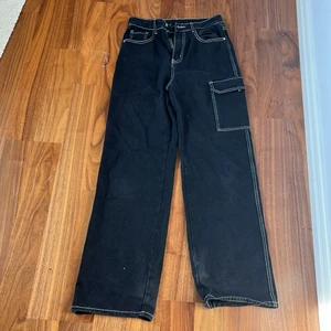 SHEIN snygga svarta byxor storlek M - Säljer detta då det inte är min stil längre. Köpt för ca 1 år sedan och är som nya fortfarande. Passar till vad du vill det ska passa till.