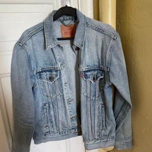 Levis jeansjacka  - Använd men i fint skick