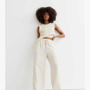 Linnebyxor - Säljer dessa asnajs linnebyxor ifrån h&m. De är i storlek M och är stora för mig som vanligtvis har S. De är även väldigt långa! De är aldrig använda