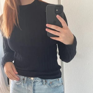 Svart tröja 🖤 - Skön och passar bra till mycket