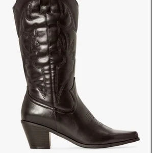 COWBOY BOOTS - cowboy-boots ”natasha western boot” från justfab.es, köpta för 55€ (ca 600kr). SÅ fin kvalitet, så bekväma & knappt använda. alltså som nya! 🖤 storlek 39, men passar både 38/39.