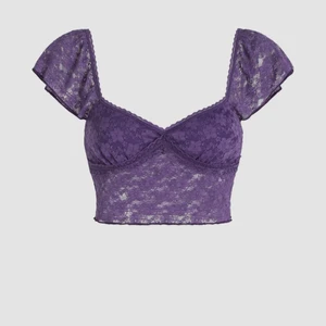 Topp från Cider - Jättesöt lila topp från Cider med volangärmar. Kommer helt oanvänd och oprovad.