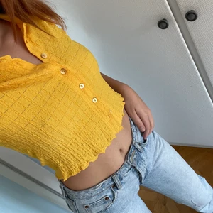 Gul topp 💛 - Gul topp från Urban Outfitters som kan knäppas stängd eller ha öppen som en kofta