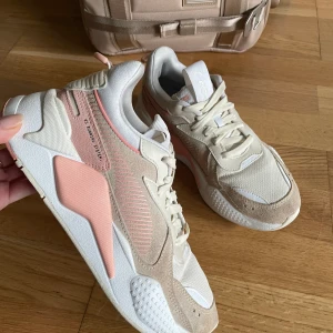 Pumaskor  - Nydligen inköpta från scorett Storlek 38 bred modell!! Använd 2/3 gånger 