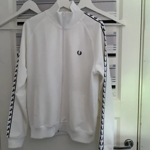 Fred Perry zip St L - Säljer min helt oanvända fred Perry zip som jag fick i julas men har sedan dess aldrig använt den. Den är i helt nytt skick inga märken eller så. Köpt för 1199kr. 