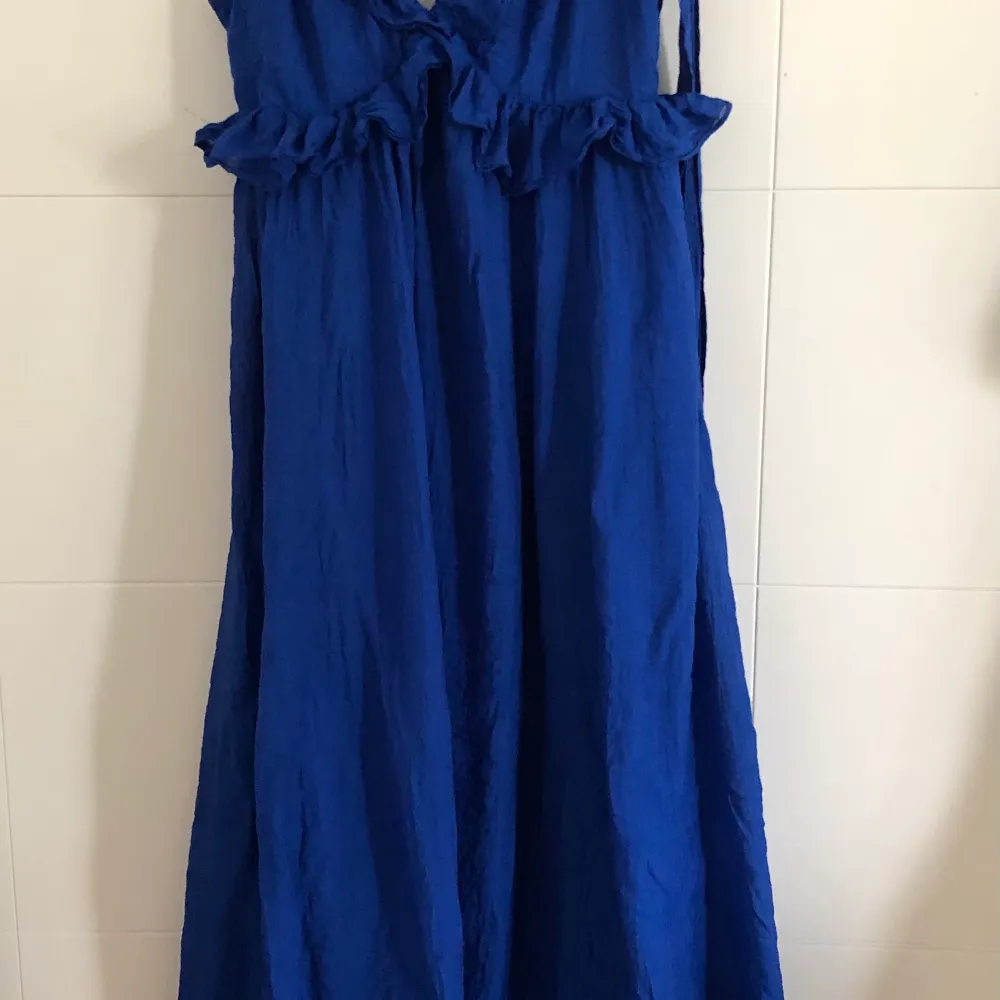 Jag ska nu sälja min super fina klarblå klänning ifrån hm, klänningen är använd en gång och säljer den därav. Nypris är 400kr. . Klänningar.