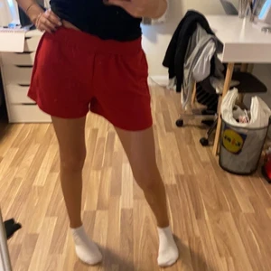 Röda mjukis shorts  - Röda mjukis shorts från hm, köpte förra året men inte används så mycket❤️nyskick 