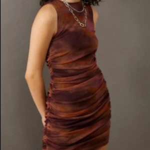 Urban outfitters klänning - Den är tyvärr för kort för mig, är 170 cm 😭 Aldrig använd och prislapp sitter kvar. Köpte den för £46. Storlek M men tycker den kan passa en S också. Verkligen världens finaste färger <3 skriv helst i chatten vid köp 