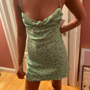 Zara klänning - Tjejen är 170 cm