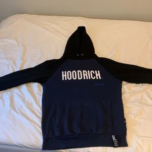 Mörkblå/svart hoodrich tröja i storlek M - Säljer min hoodrich tröja eftersom att jag inte använder den längre, den har inga hål eller nånting (felfri) 