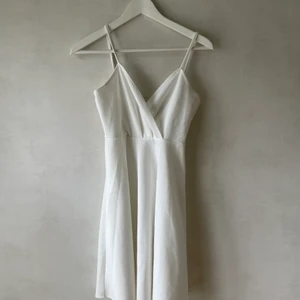Vit klänning nelly - Fin klänning i nyskick. Nypris 349kr