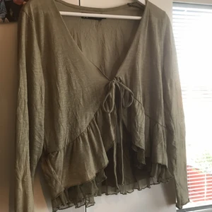 Grön kofta från prêt - Super cool grön kofta från prêt. Storlek L men är ganska liten i storleken så skulle kanske säga M eller oversized S. Färgen är snyggare i verkligheten!!! Kontakta mig om ni vill se hur den ser ut på💖  