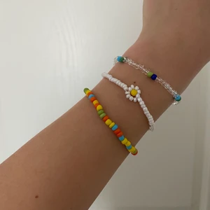 Armband - Tre st pärlarmband. 30 kr för alla tre.