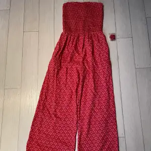 Säljer denna drömmiga jumpsuit från Indiska. Ärmlös men band medföljer. Endast använd en gång. Strl S. Bra längd på mig som är 173cm. 