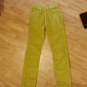 Manchester byxor hög midja  - Storlek 38 (28t) Gröngula Midja högst upp rakt över 37cm Längd 107cm