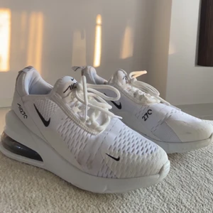 270’s max !!🤍 - hejj just nu säljer jah 270’s max, inga defekter skador osv, använda endast 1 gång och är 10/10, för mer info kontakta mig :), obss !! ej äkta men märks inte ett dugg <3